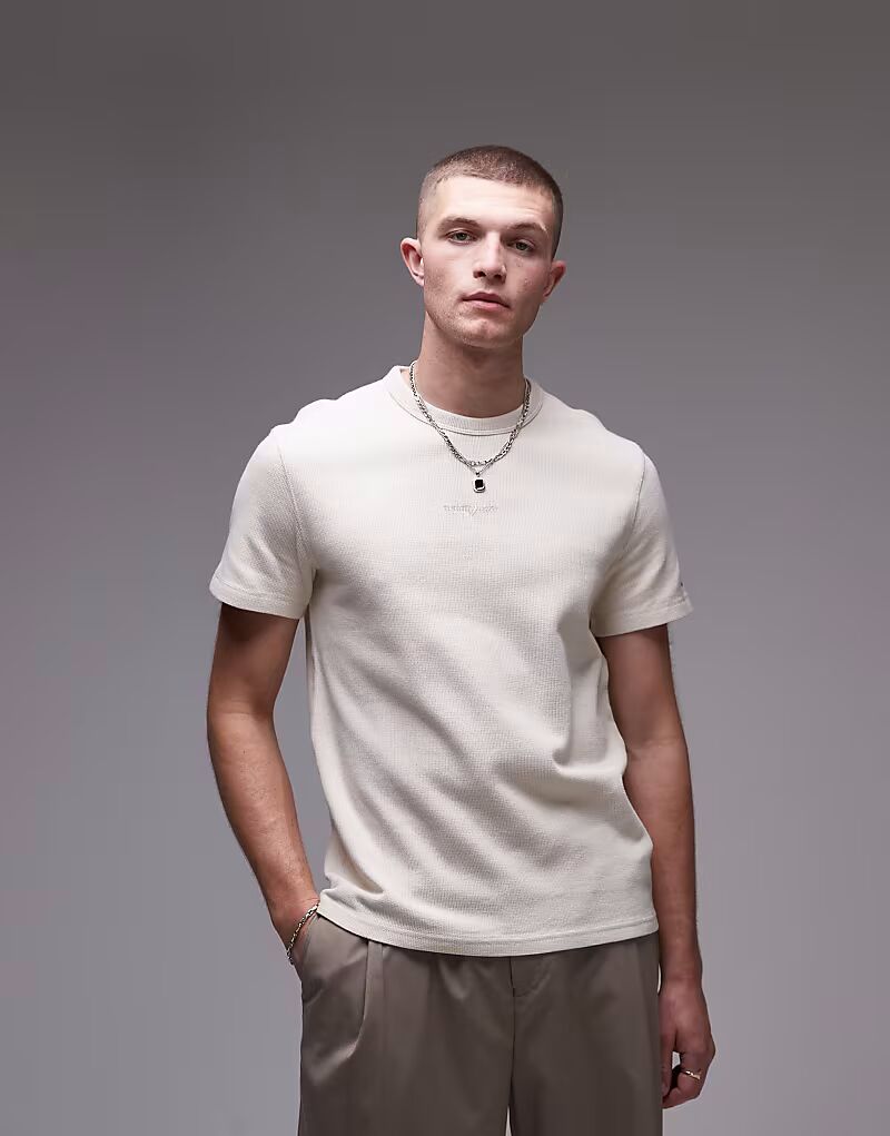 

Футболка с вафельным принтом и логотипом Tommy Jeans бежевого цвета