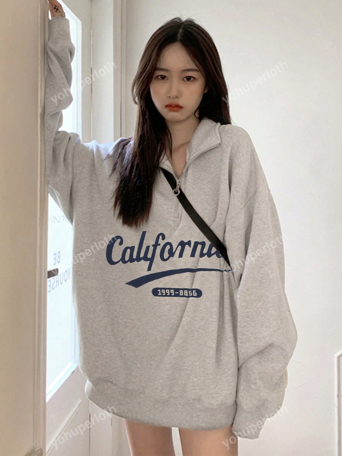 

Пуловер оверсайз, рисунок, буквы, заниженная линия плеча, светло-серый