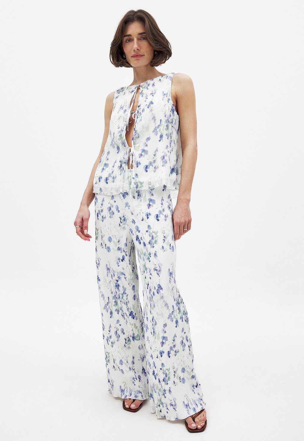

Блуза Top NA-KD, цвет Blue Flower Print