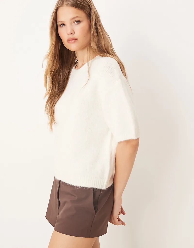 

Трикотажный топ средней плотности Gina Tricot с короткими рукавами и круглым вырезом, бежевого цвета