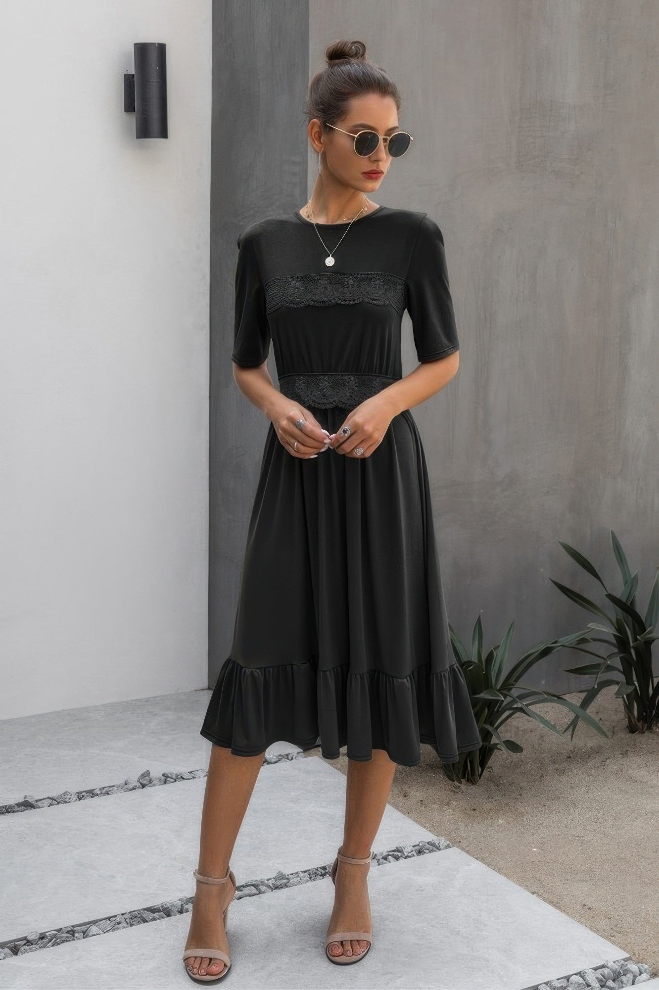 

Круглый вырез платье миди с кружевными деталями и рюшами по подолу TRUEDAMES, черный