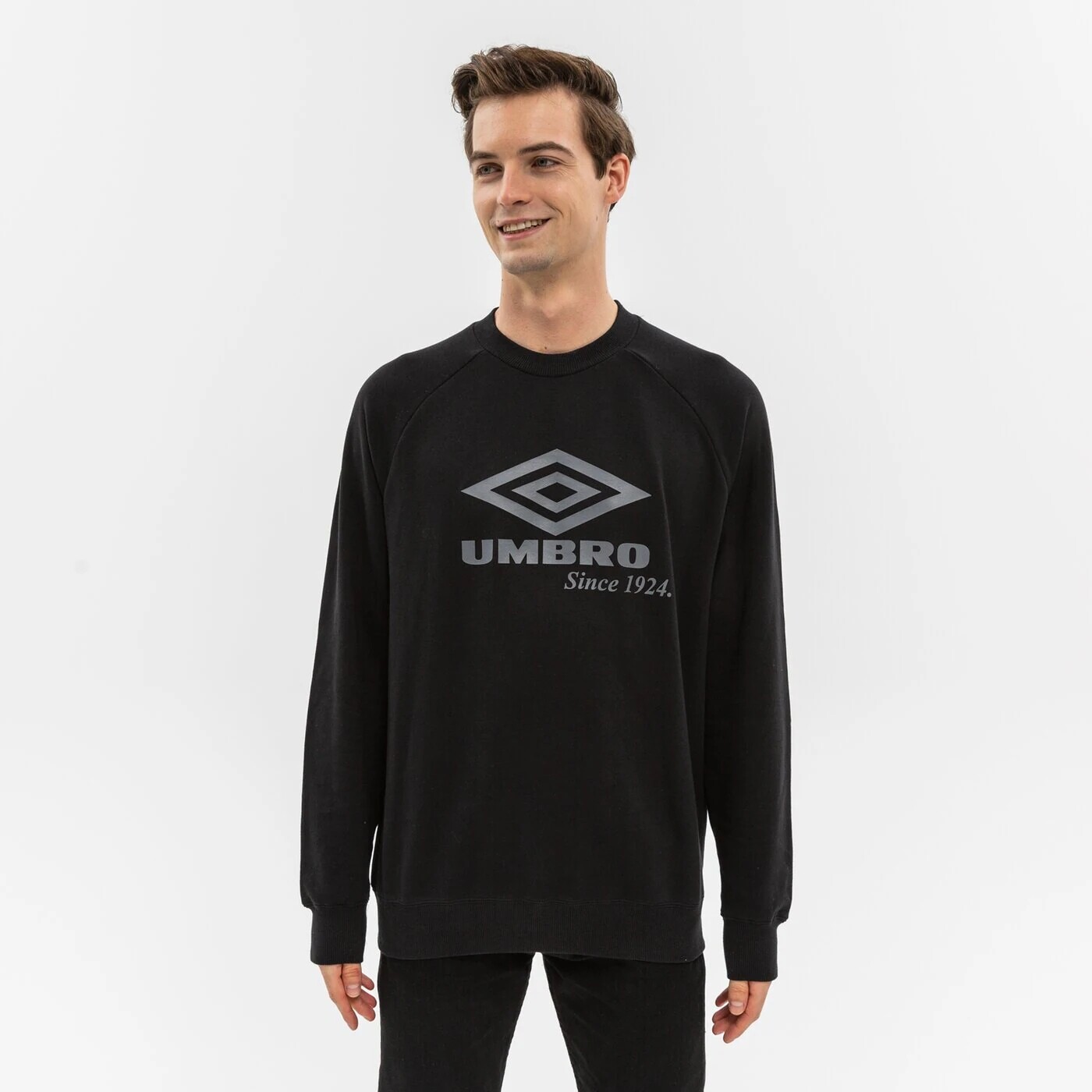 

Свитшот Umbro с большим логотипом, черный