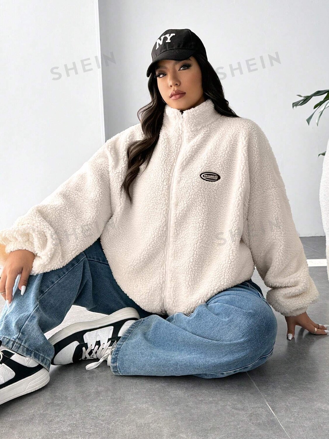 

EZwear Plus Куртка с нашивкой в ​​виде тедди и буквами на молнии с заниженными плечами Shein, белый