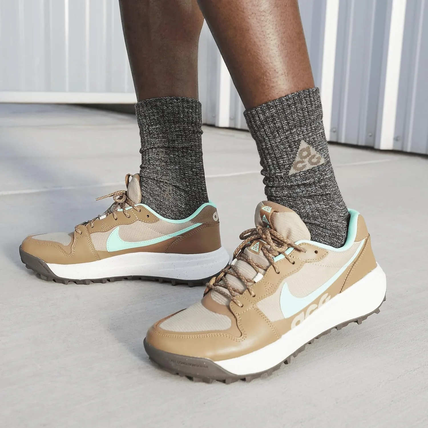 Мужские кроссовки Nike ACG Lowcate (DX2256-200) (DX2256-200, цвет «известняк»), зеленый — фото 2
