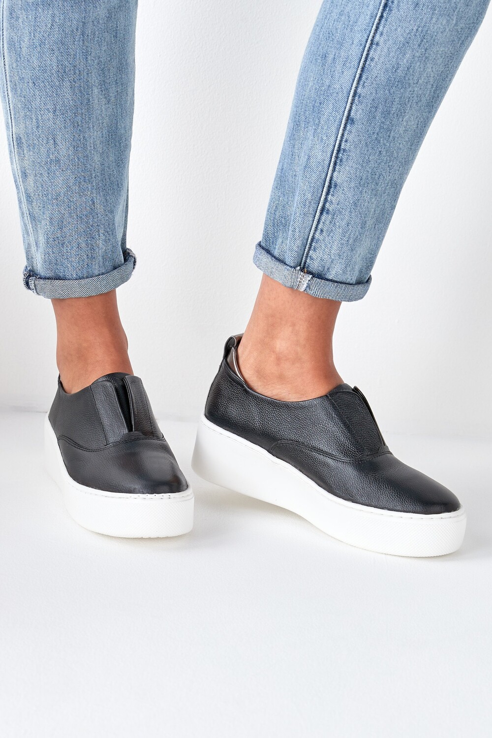 Кожаные спортивные кроссовки на толстой платформе на танкетке Signature Forever Comfort Next, черный