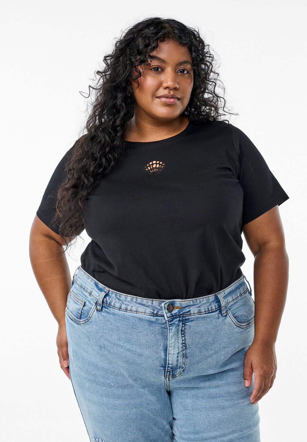 

Базовая футболка MIT DEKORATIVEN DETAILS Zizzi, черный