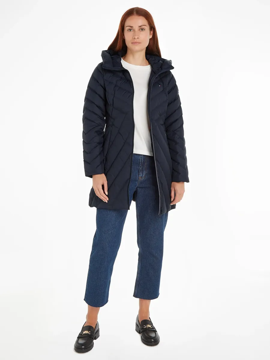 

Стеганое пальто Tommy Hilfiger "CHEVRON MW PADDED COAT", со средней набивкой и фирменной этикеткой Tommy Hilfiger, цвет Desert Sky