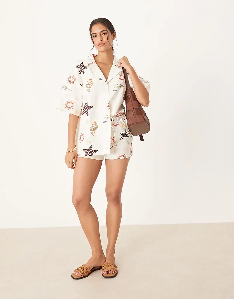 

Шорты из льняной смеси ASOS DESIGN с праздничным принтом