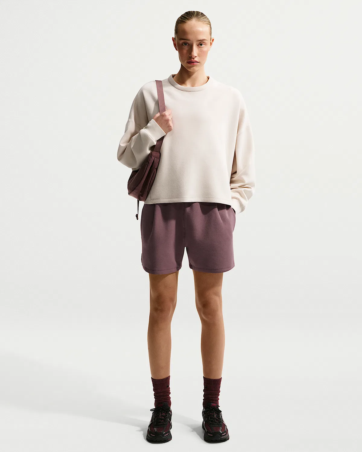 Женские шорты Nike 24.7 ImpossiblySoft Dri-FIT средней посадки свободного кроя 4", Tattoo/Burgundy Crush