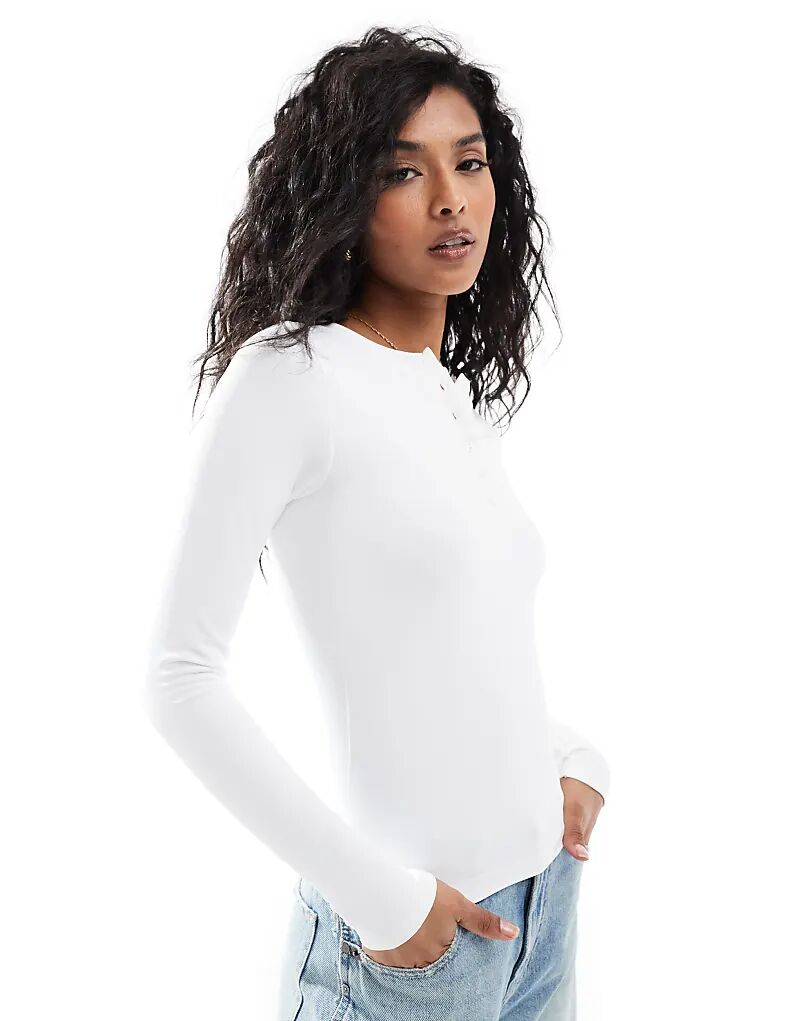 

Бесшовный скульптурный топ-хенли белого цвета ASOS DESIGN