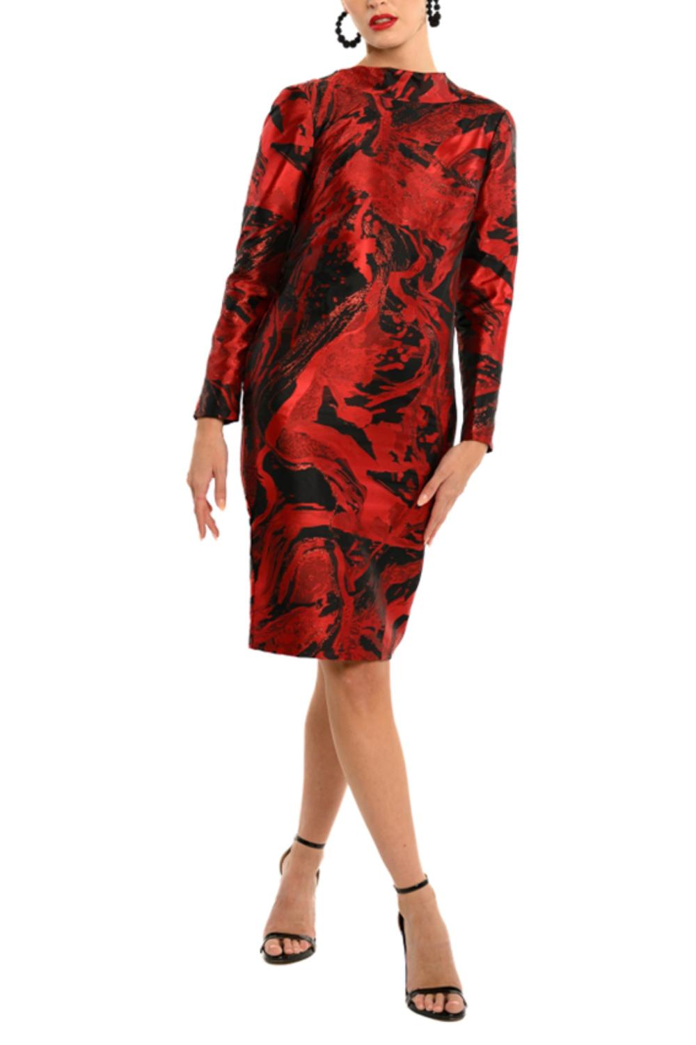 

Металлическое платье-футляр с абстрактным принтом и бантом на спине в красно-черной гамме Cenia