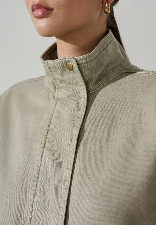 Куртка Petite fit funnel neck 2 pocket summer jacket Next, хаки-зеленый — фото 3