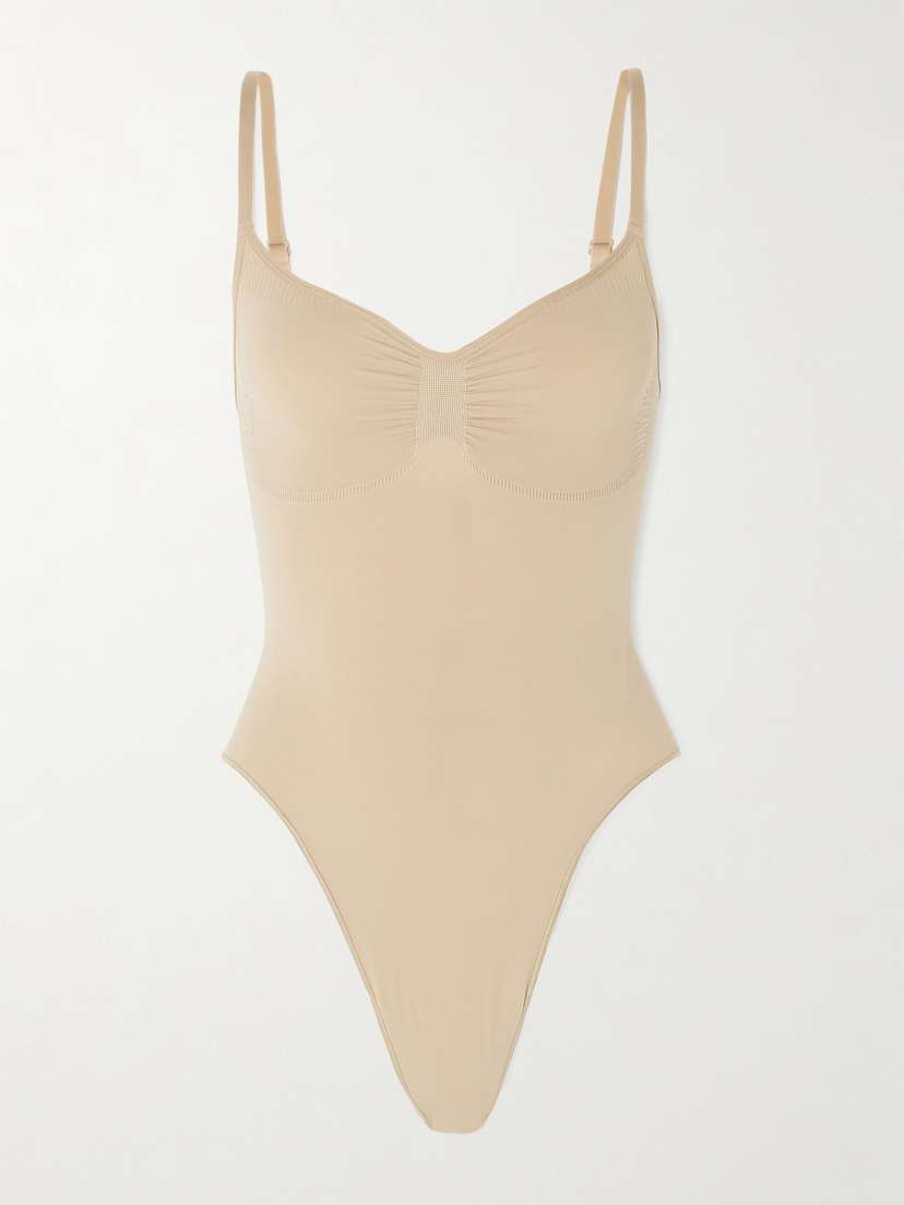 

Бесшовный скульптурный боди-стринги - глина Skims, бежевый