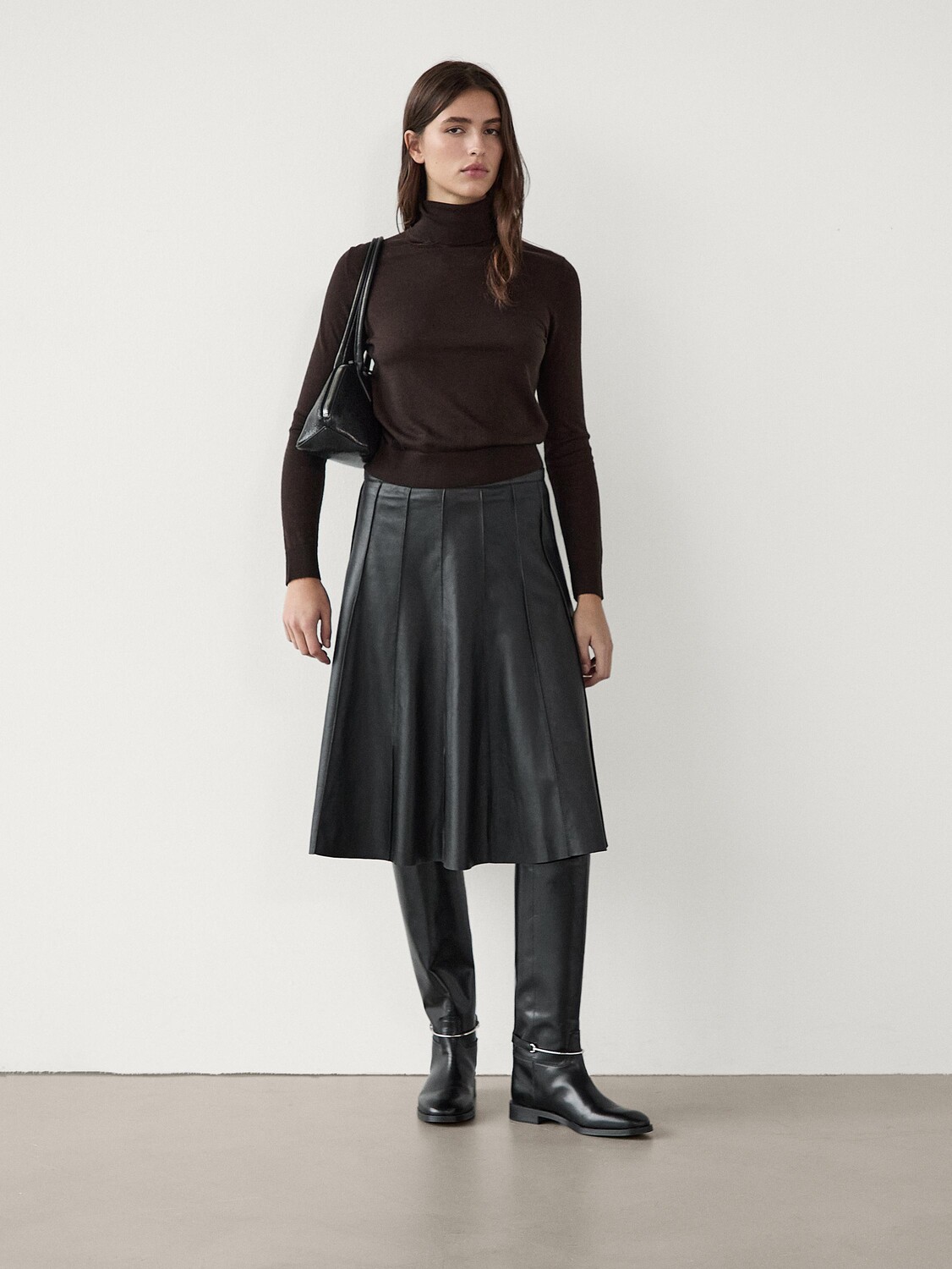 

Юбка миди из кожи наппа с гофрированной вставкой Massimo Dutti, черный