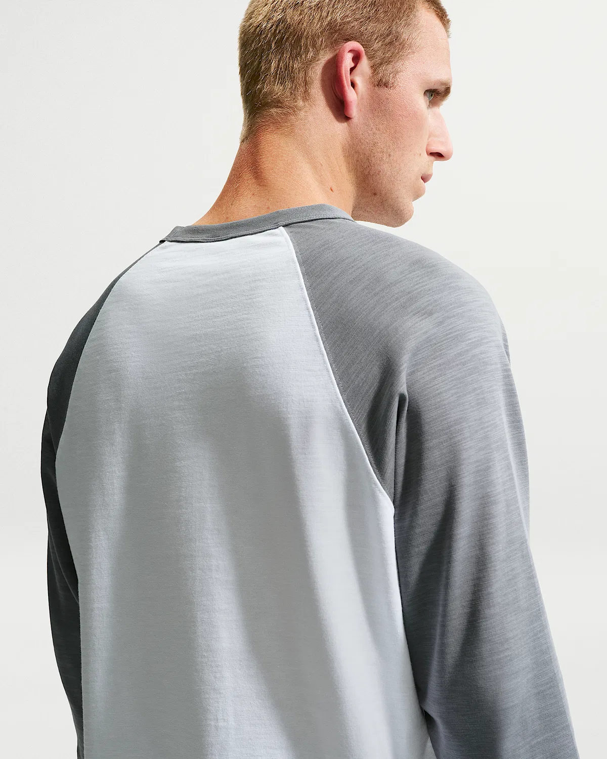 Мужская футболка с рукавом 3/4 реглан Nike Sportswear Club, Smoke Grey/White/Smoke Grey — фото 2