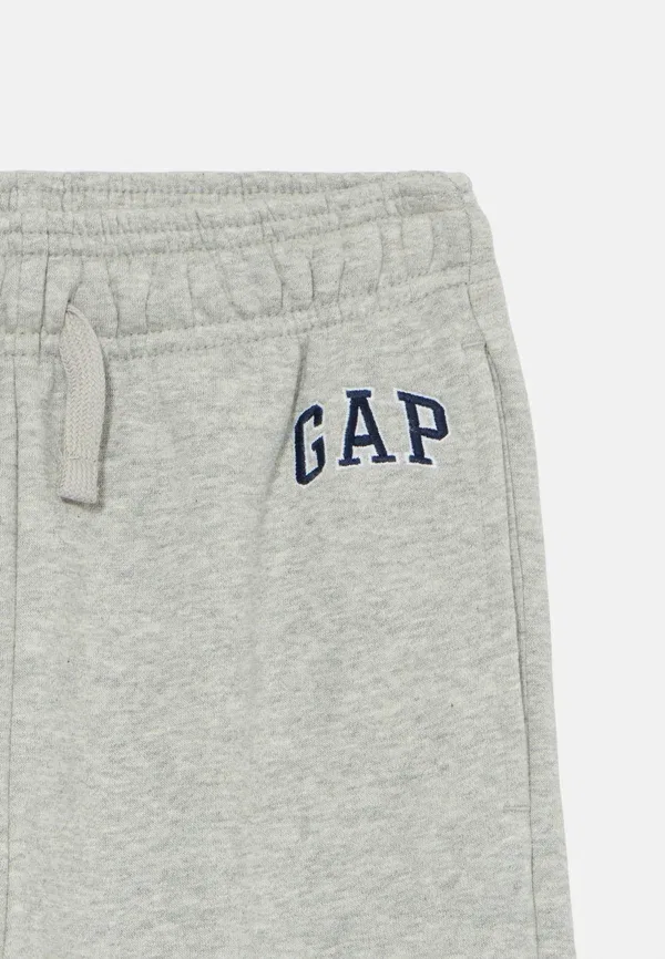 Детские спортивные штаны Gap, модель Kids relaxed logo joggers, цвет светло-серый меланж — фото 3