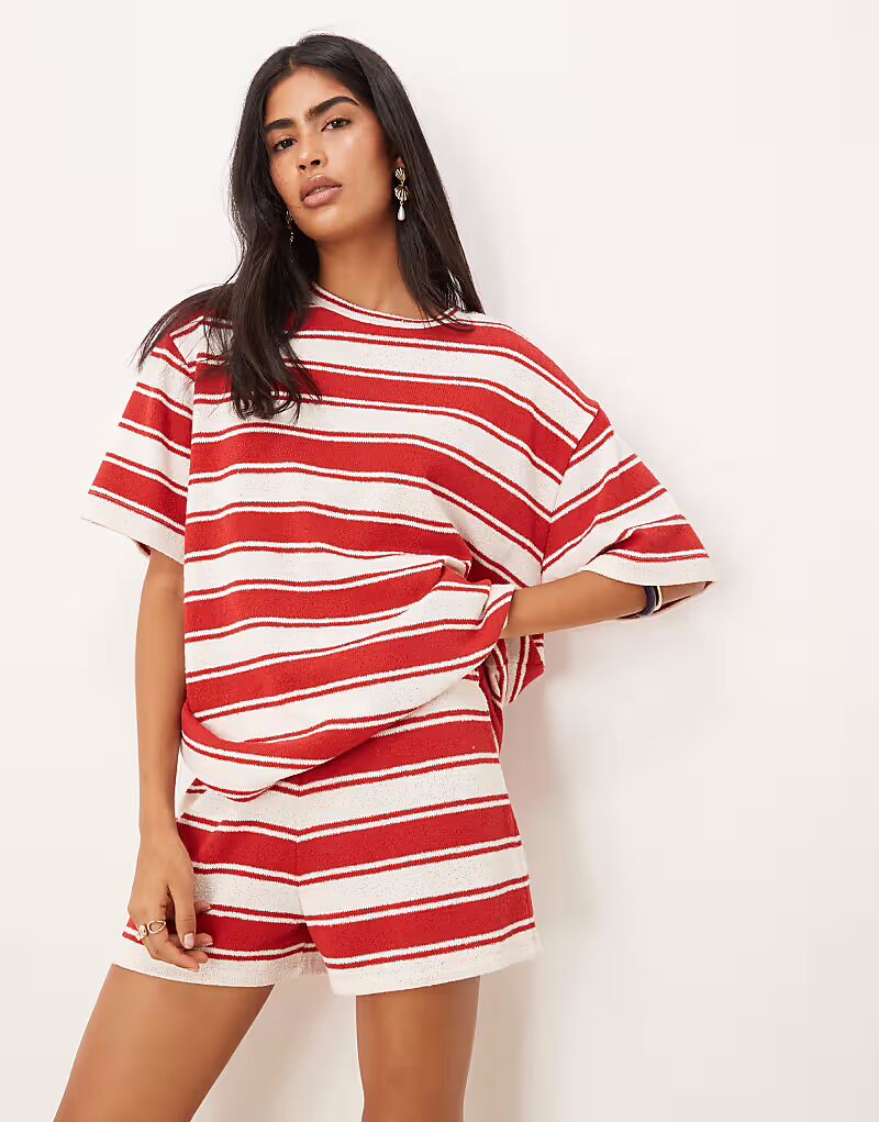 

Короткие шорты в красную и белую полоску Asos Design