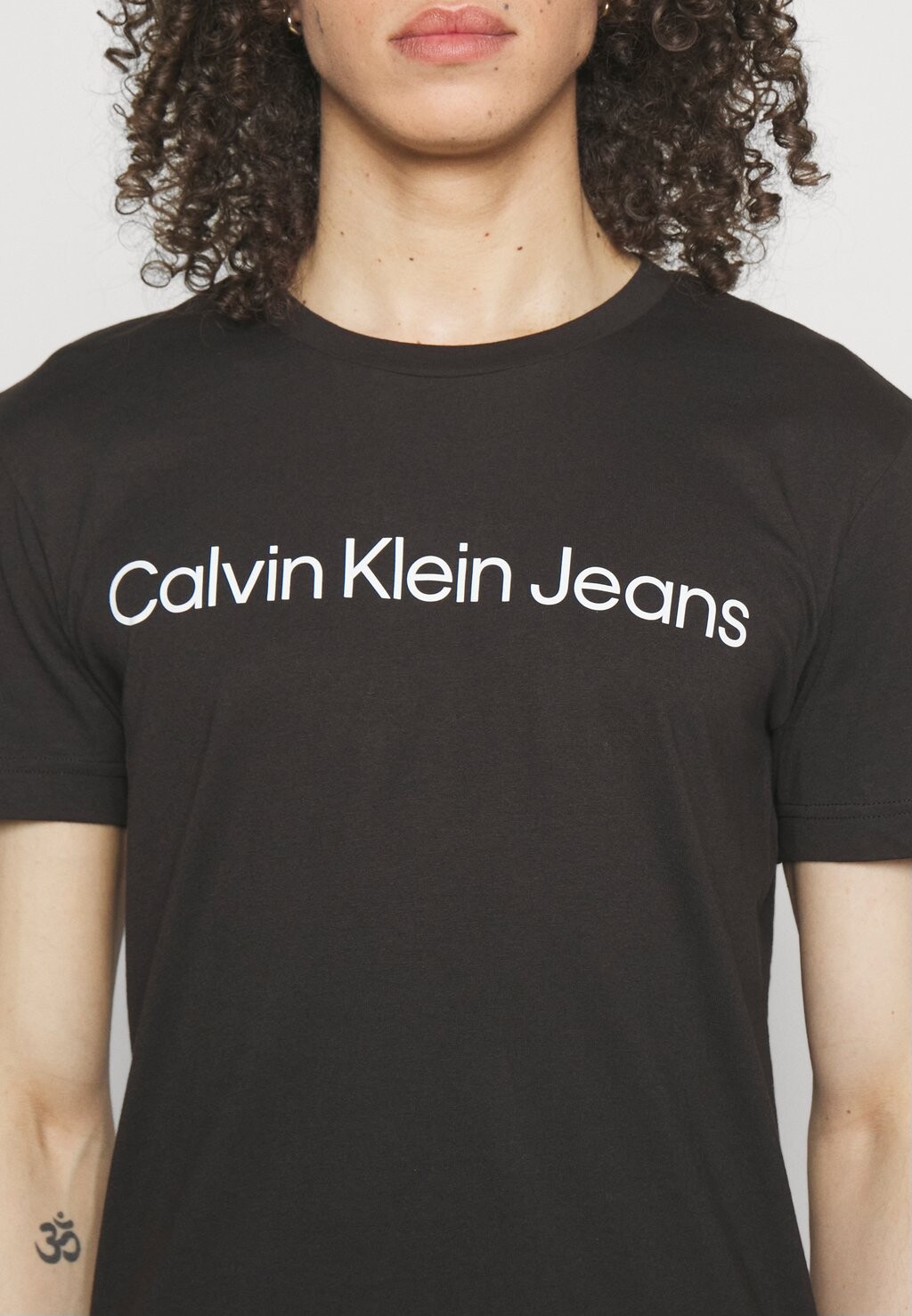 Футболка с набивным рисунком Core Institutional Logo Slim Tee Calvin Klein, zwart — фото 4