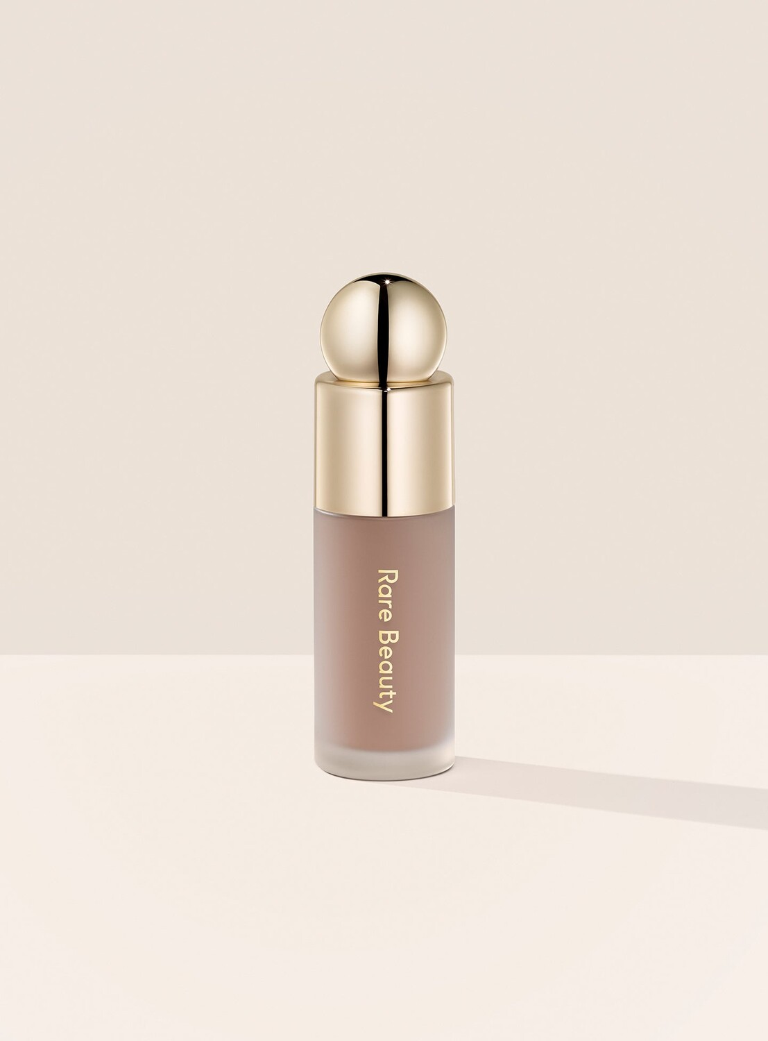 

Жидкий контур Soft Pinch Rare Beauty, цвет gentle/fair (cool taupe), 14.88 мл