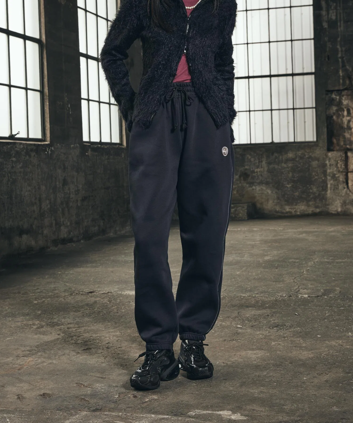 Женские брюки Nike Sportswear Phoenix Fleece Oversized с высокой талией и графическим принтом IF0255-010, черные. — фото 2