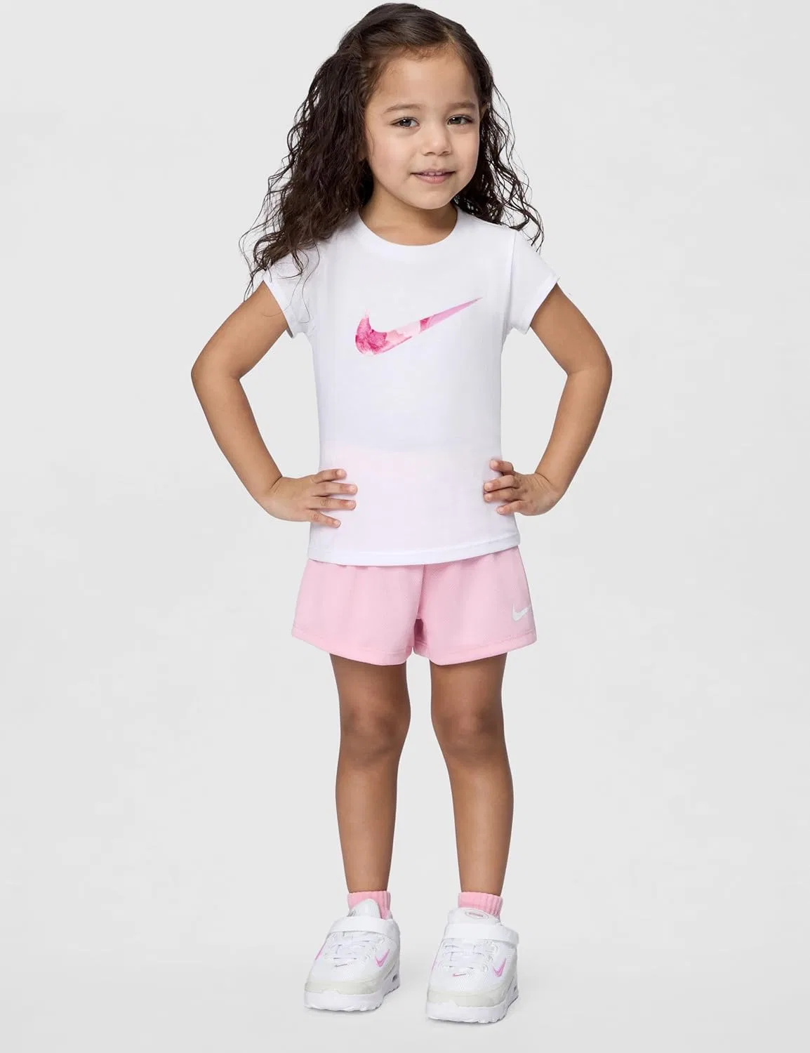Детский спортивный комплект Nike из футболки и шорт, White/Medium Soft Pink — фото 3