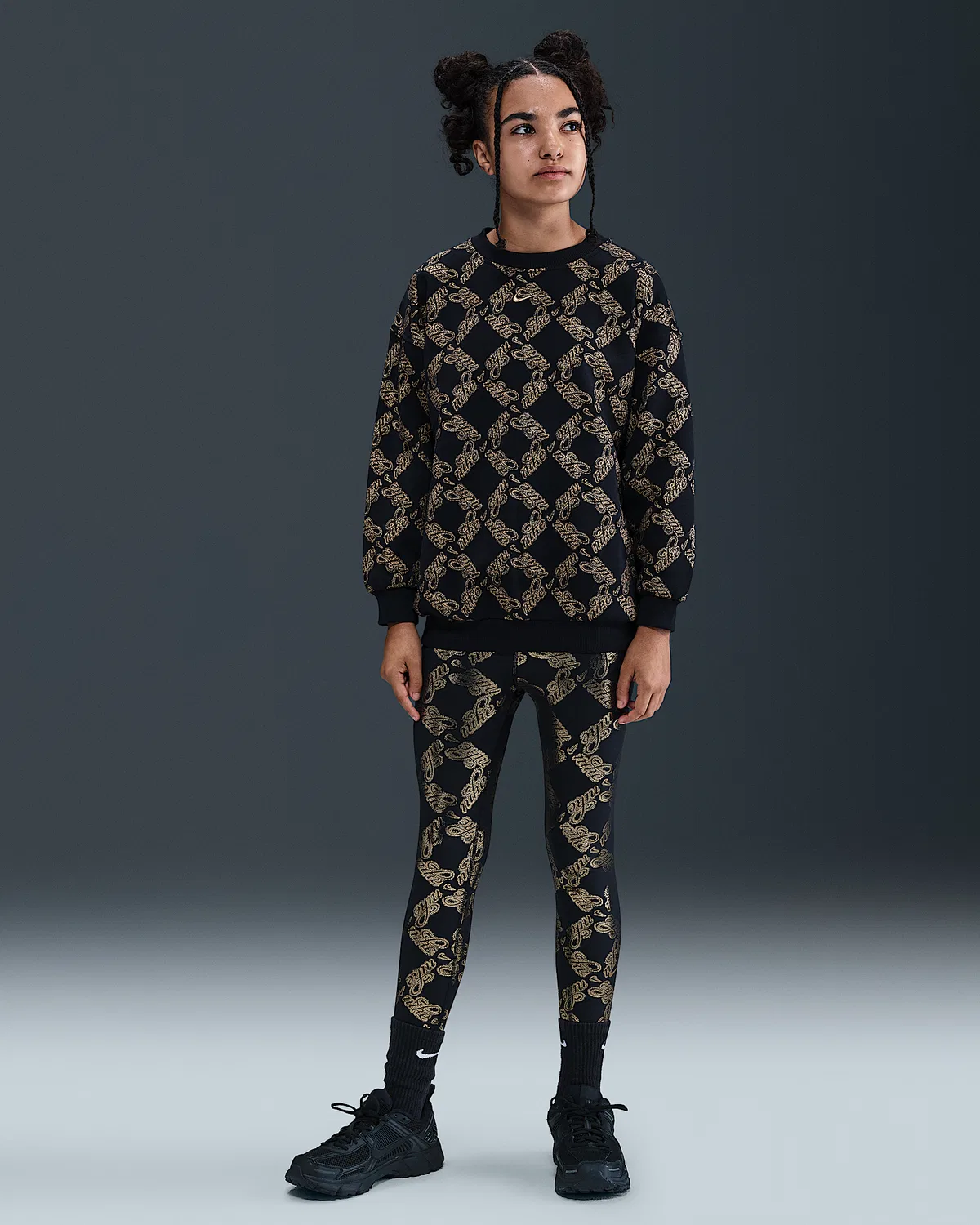 Детская (для девочек) оверсайз принтованная толстовка Nike Sportswear Club Fleece, Black/Metallic Gold — фото 4