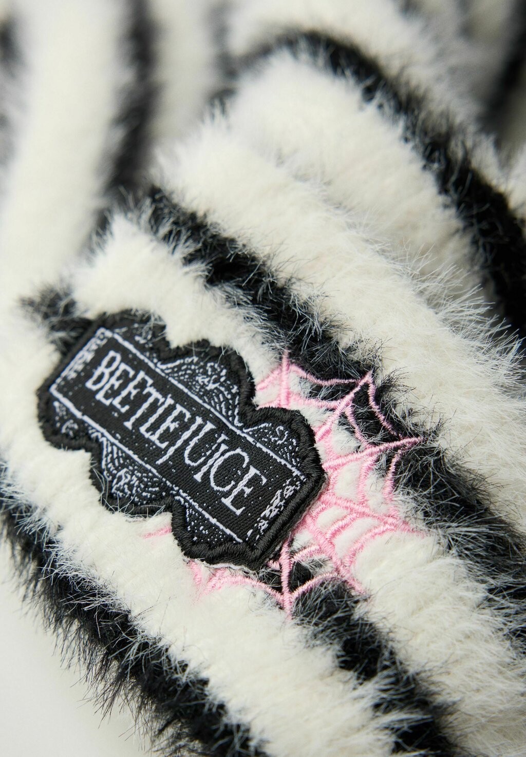 

Шапка BEETLEJUICE Bershka, черный деним