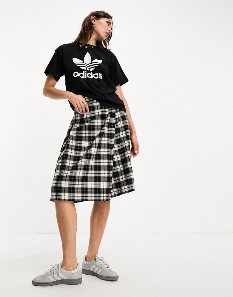 

Черная футболка adidas Trefoil Regular