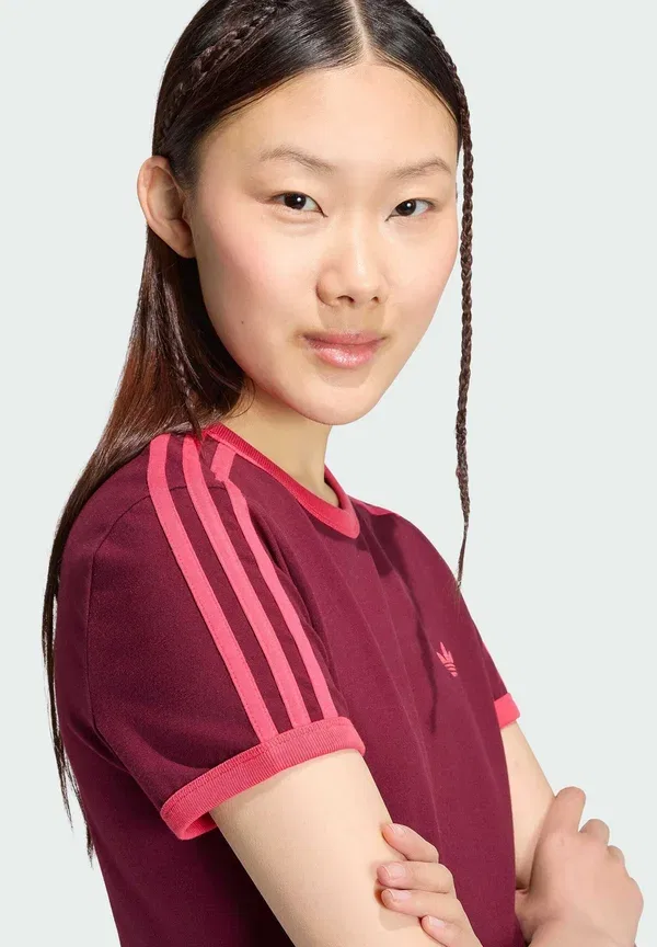Футболка Adidas Originals 3S Tee Slim Print, цвет бордовый с розовым — фото 4