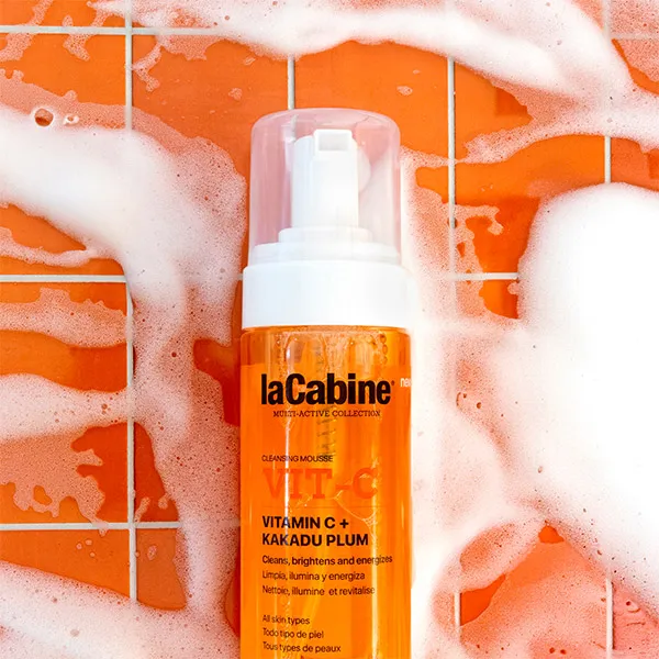 Осветляющая очищающая пенка Vitamin C + Kakadu Plum Lacabine, 150 ml — фото 2