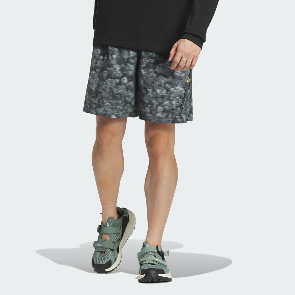 

Шорты Adidas National Geographic AEROREADY All-over Print Shorts, цвет Grey Four