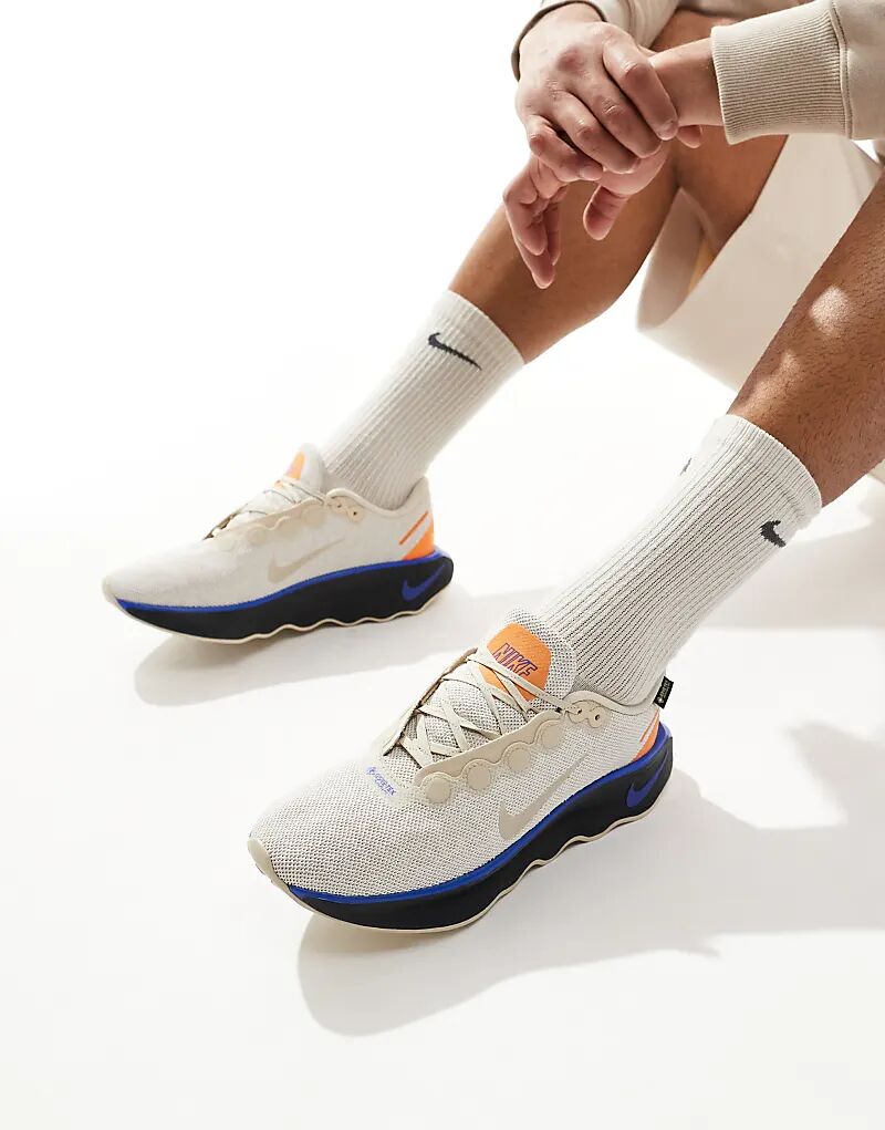 

Nike Training – Motiva – Кроссовки бежевого и синего цветов