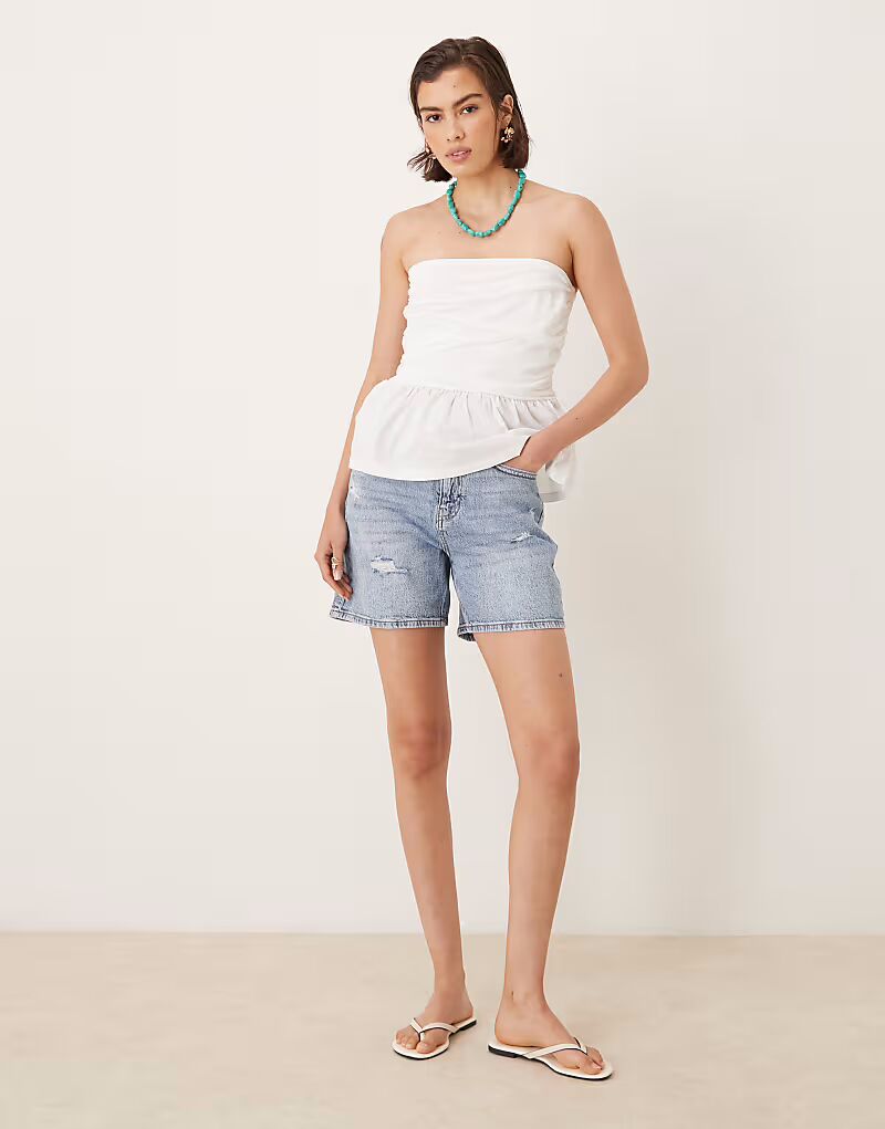 

Джинсовые шорты бойфренда с высокой талией и рваными краями из светло-голубого денима Vila