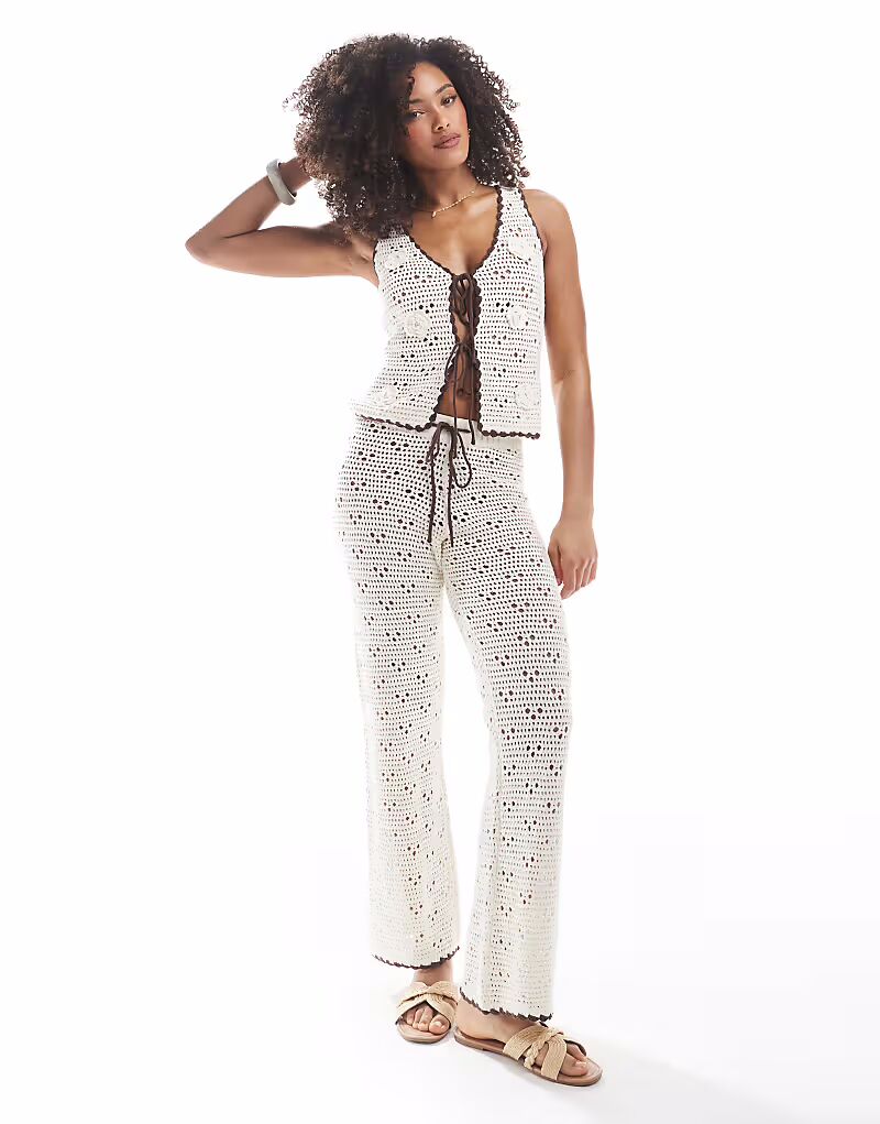 

Эксклюзивные пляжные брюки Frolic, связанные крючком, с контрастными завязками, широкие, кремового цвета The Frolic