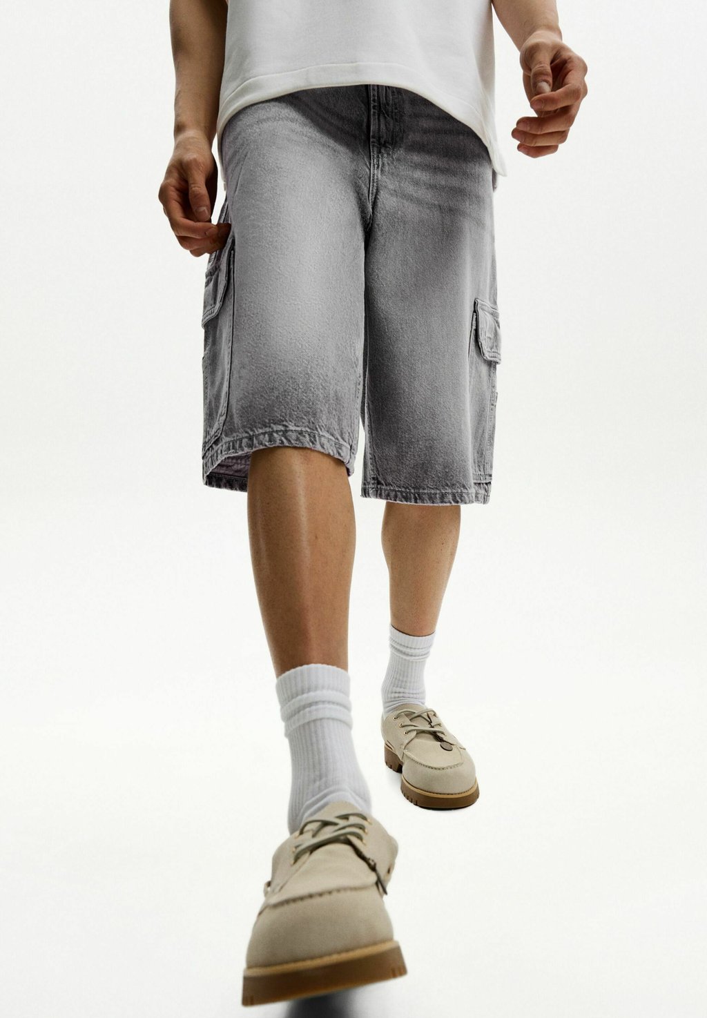 

Джинсовые шорты BAGGY CARGO Bershka, серый