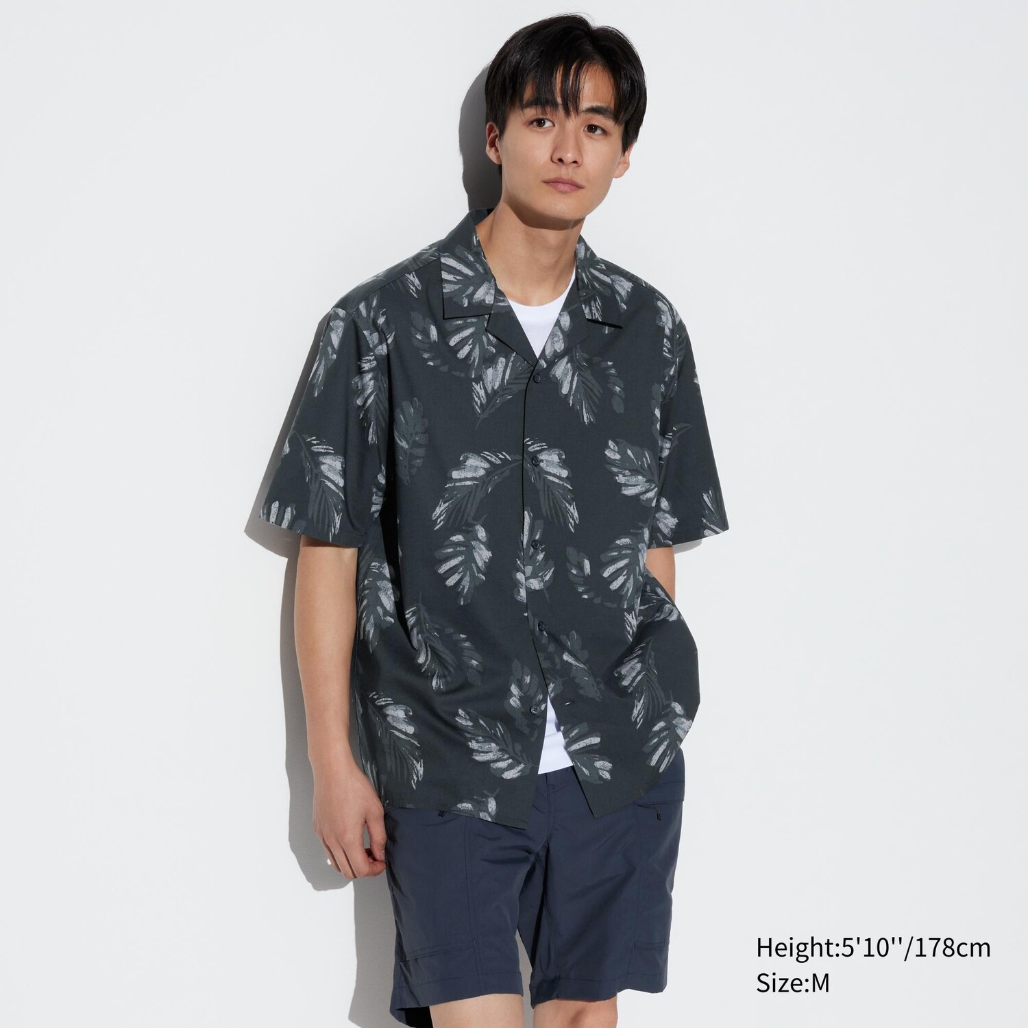 

Хлопковая рубашка с открытым воротником и короткими рукавами с принтом UNIQLO, черный