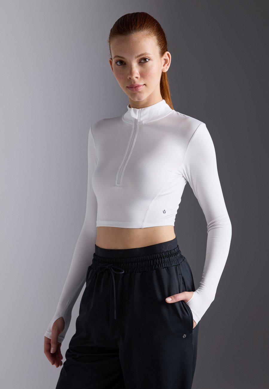 

Топ Even&Odd active CROPPED HIGH NECK LONG SLEEVE TOP WITH 1/2 ZIP &THUMB HOLES, White