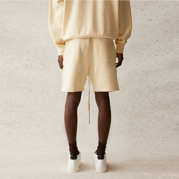 SS21 Повседневные шорты унисекс кремового цвета Fear Of God Essentials, кремовый — фото 3