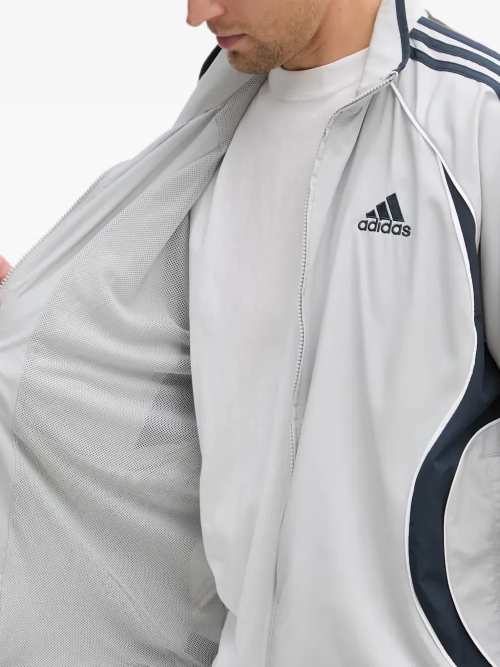 Куртка Teamgeist Adicolor с вышитым логотипом и деталями в полоску Adidas, серый — фото 4