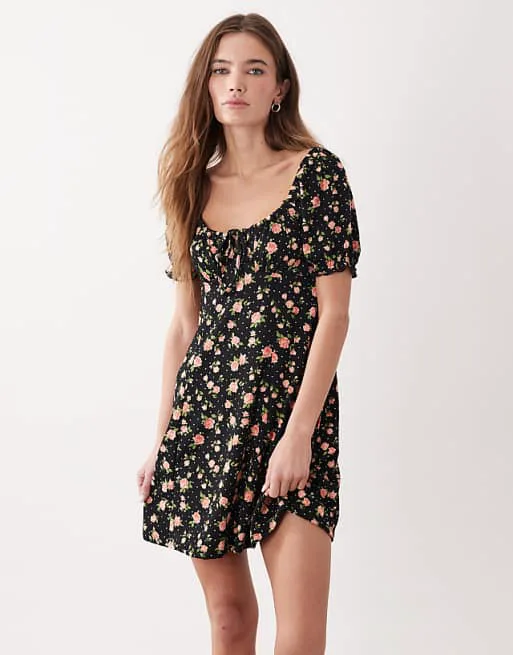 

Черное платье мини с цветочным принтом New Look