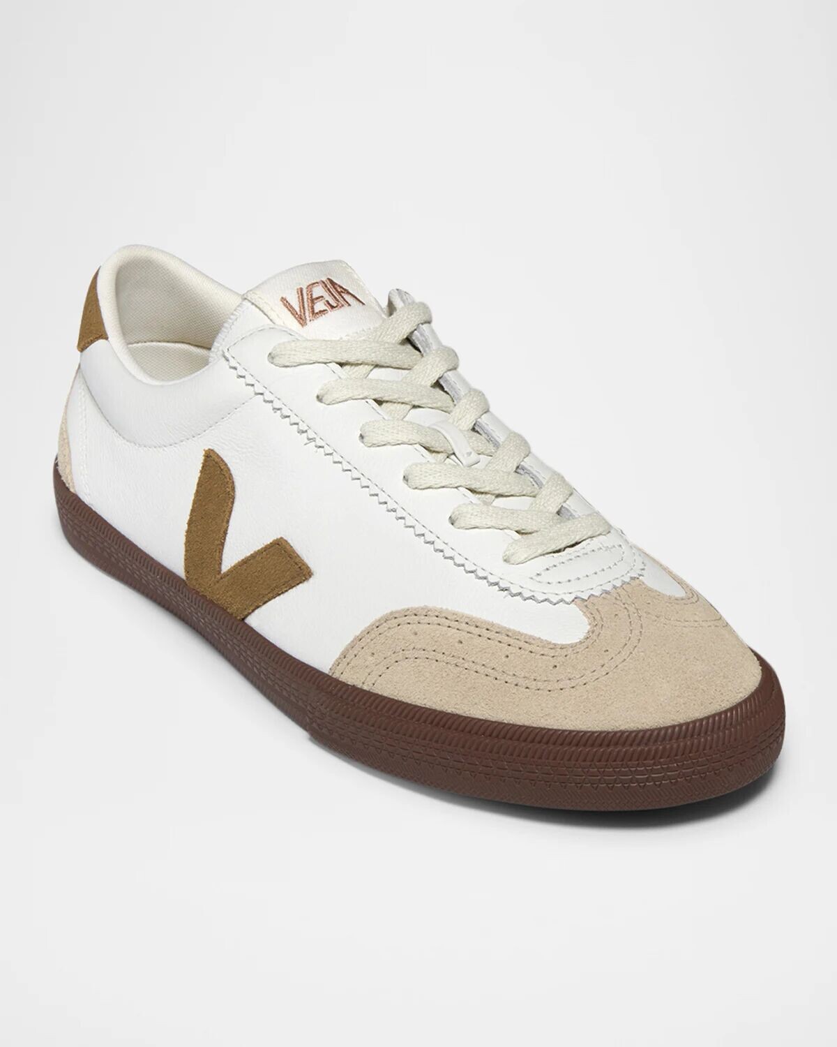 Кроссовки Volley из смешанной кожи с ремешками на кончиках крыльев Veja, цвет White Tent Bark — фото 2