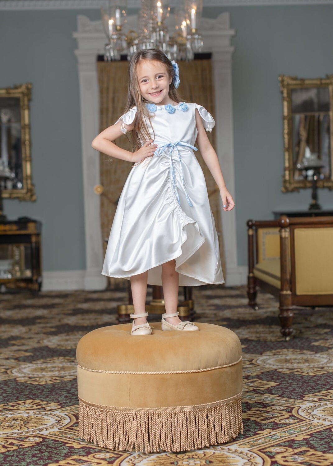 Белое атласное платье Daphne с синей вышивкой Petite Maison Kids, белый — фото 3