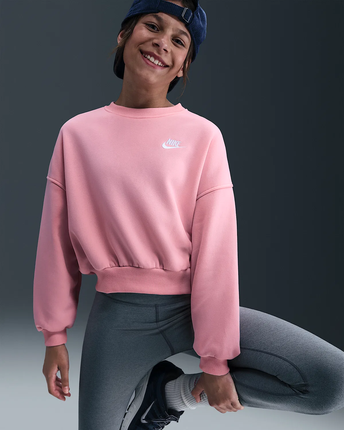 Детский свитшот Nike Sportswear Club Fleece с круглым воротом, Medium Soft Pink/Medium Soft Pink/White — фото 3