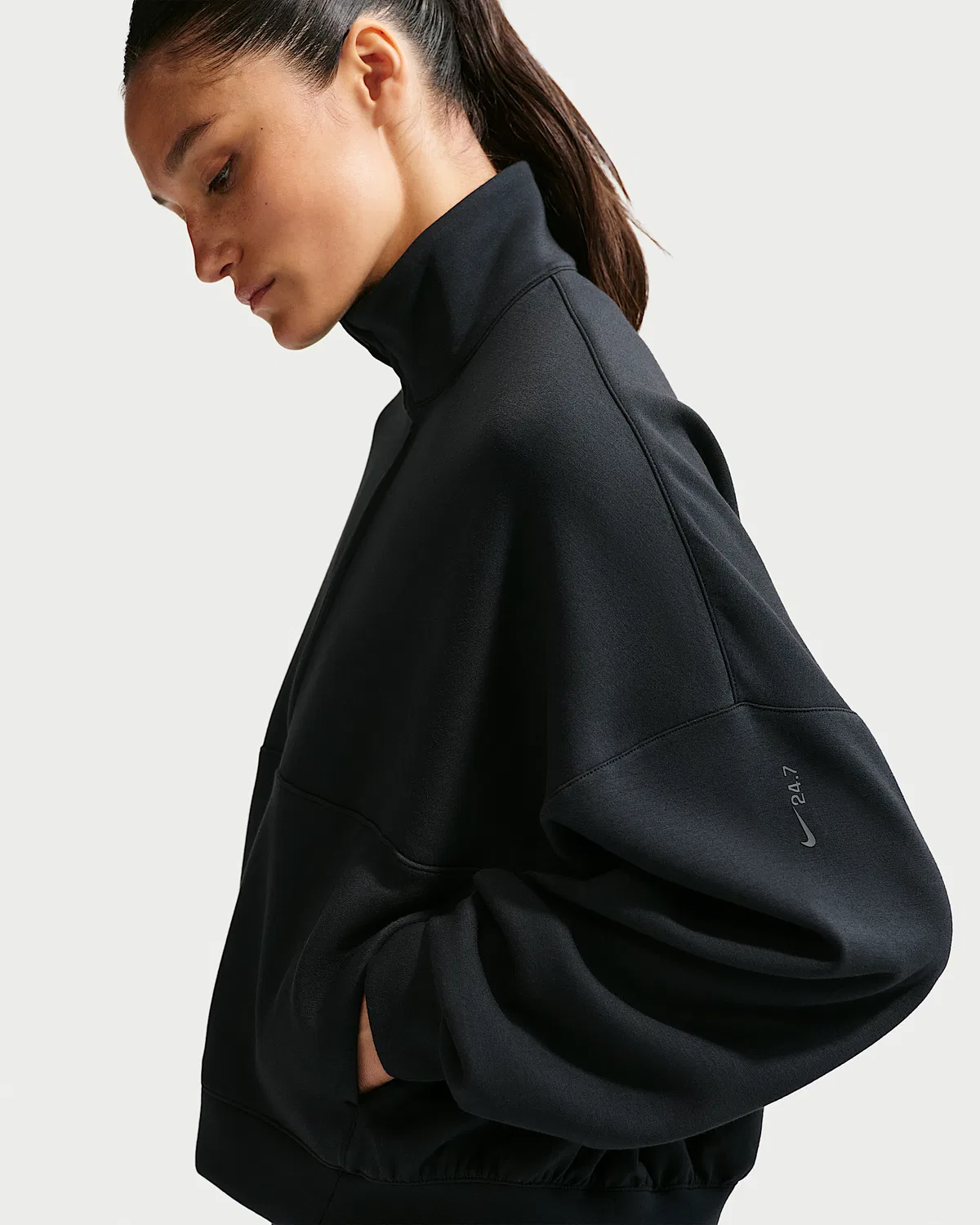 Женская футболка Nike 24.7 ImpossiblySoft Dri-FIT Oversized 1/2-Zip, Black/Dark Smoke Grey — фото 3