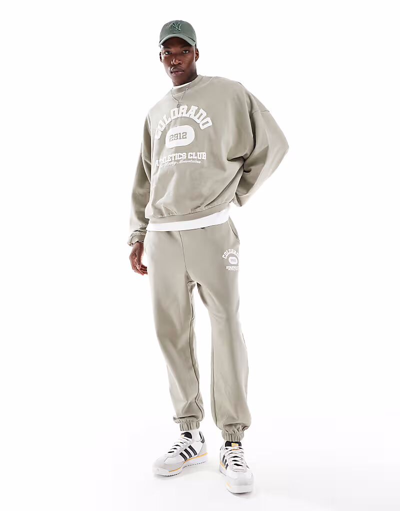 

Спортивные брюки свободного кроя цвета хаки с винтажным принтом в университетском стиле Asos Design