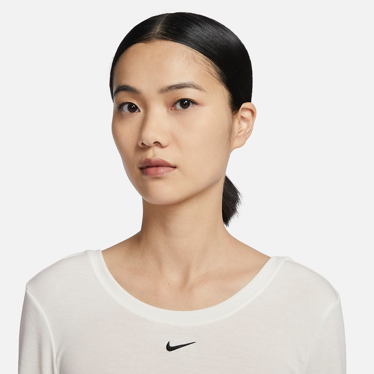 Спортивный топ (WMNS) Nike Sportswear Chill Knit Tight Scoop-Back Long-Sleeve Mini-Rib Top (Asia Sizing) 'White' FN3662-133, белый — фото 3