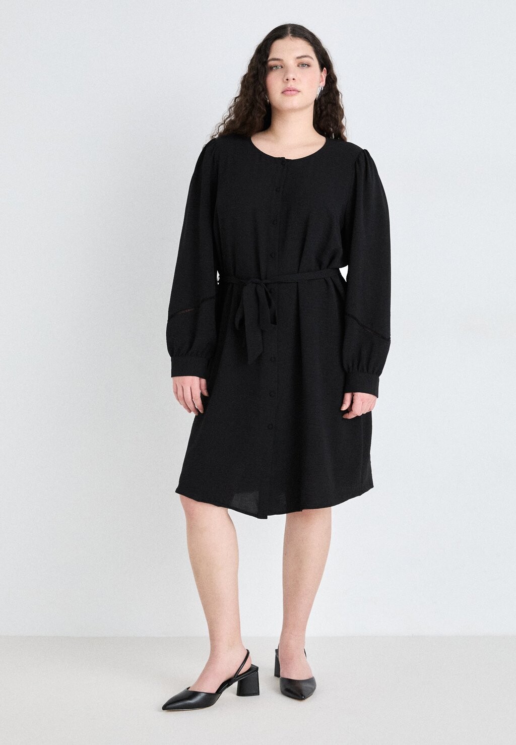 

Платье-рубашка VMCALVA TAPE DRESS Vero Moda Curve, черный