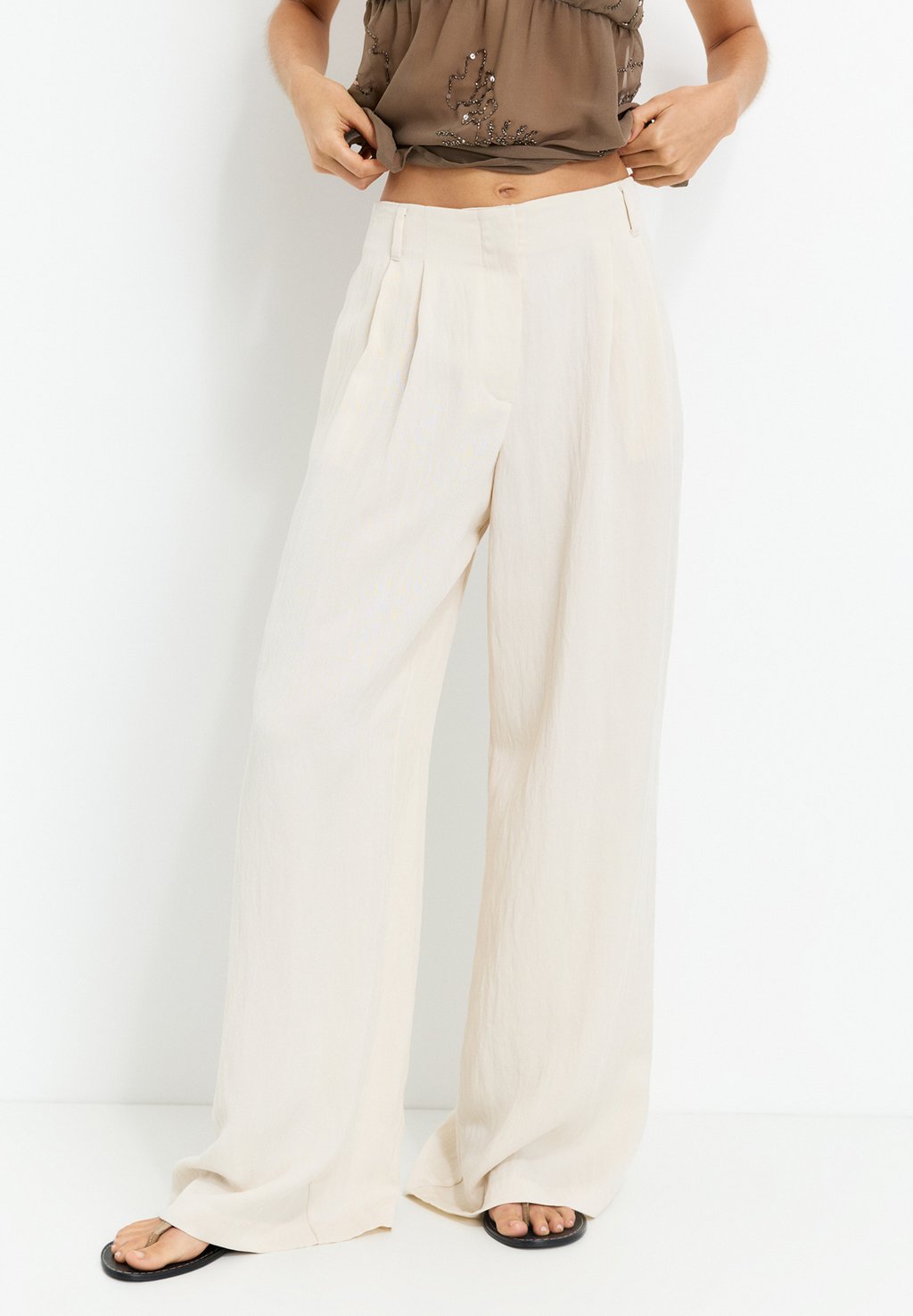 

Брюки DARTED-SMART PULL&BEAR, бежевый