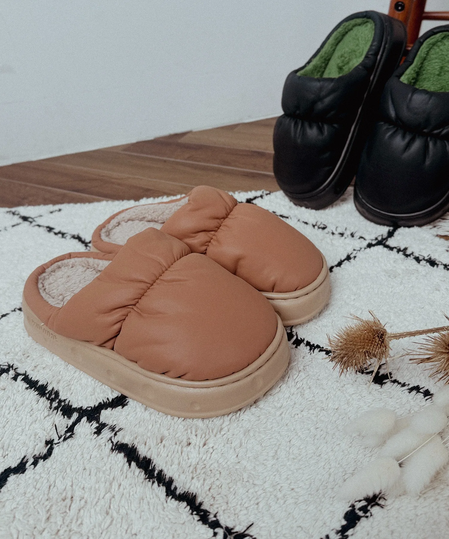 Универсальные тапочки с подкладкой из искусственного пуха California Outfitters коричневые