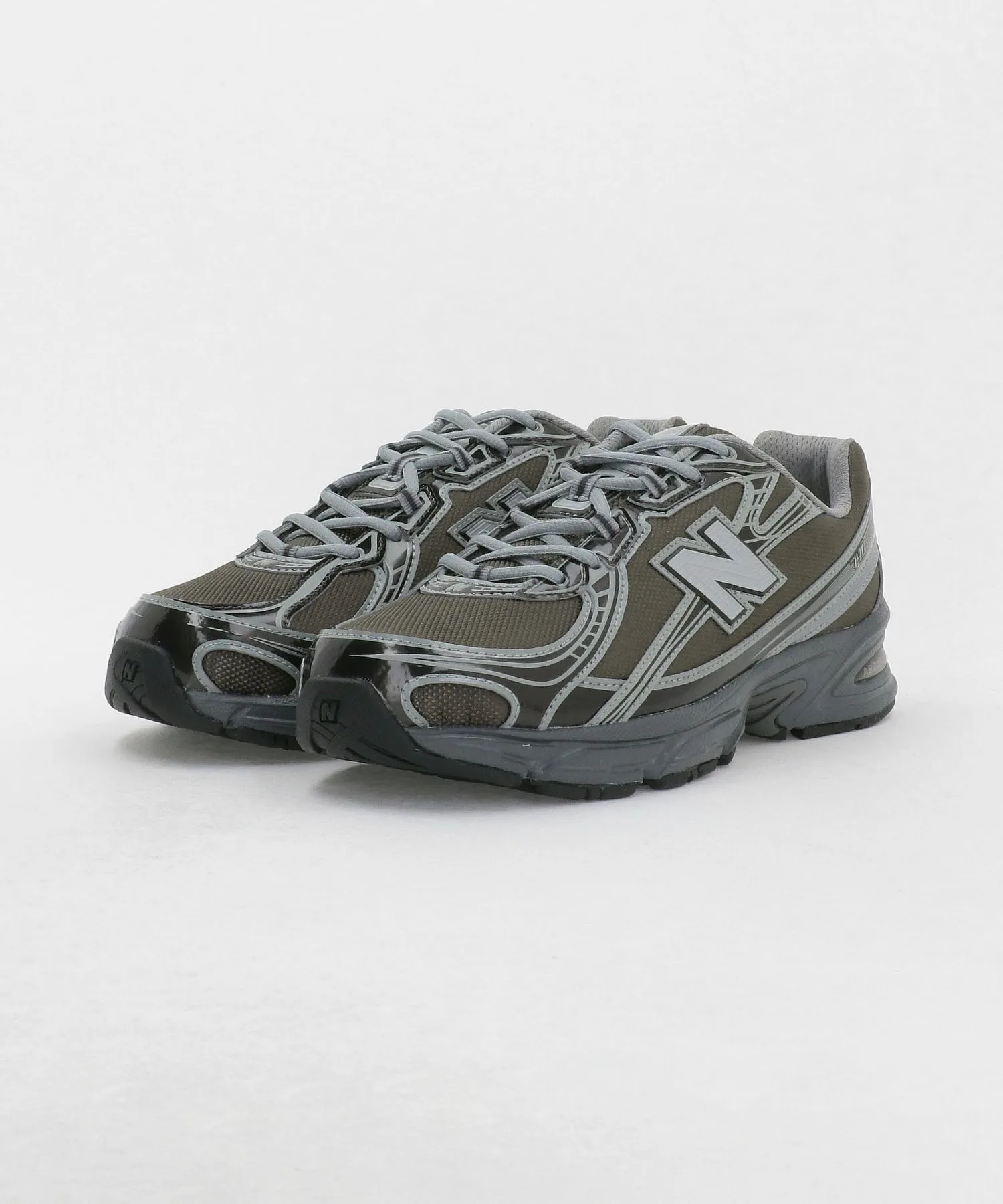 Мужские кроссовки с металлическим акцентом New Balance 740 серые — фото 3